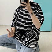 Tricou bărbătesc în dungi cu decolteu rotund