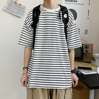 Tricou bărbătesc în dungi cu decolteu rotund