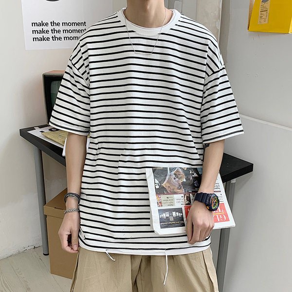 Tricou bărbătesc în dungi cu decolteu rotund