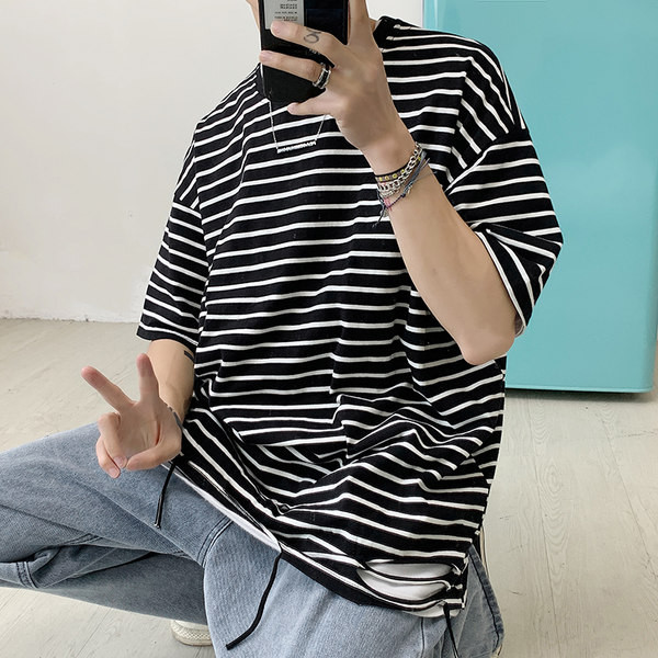 Tricou bărbătesc în dungi cu decolteu rotund