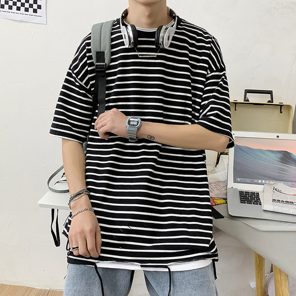 Tricou bărbătesc în dungi cu decolteu rotund