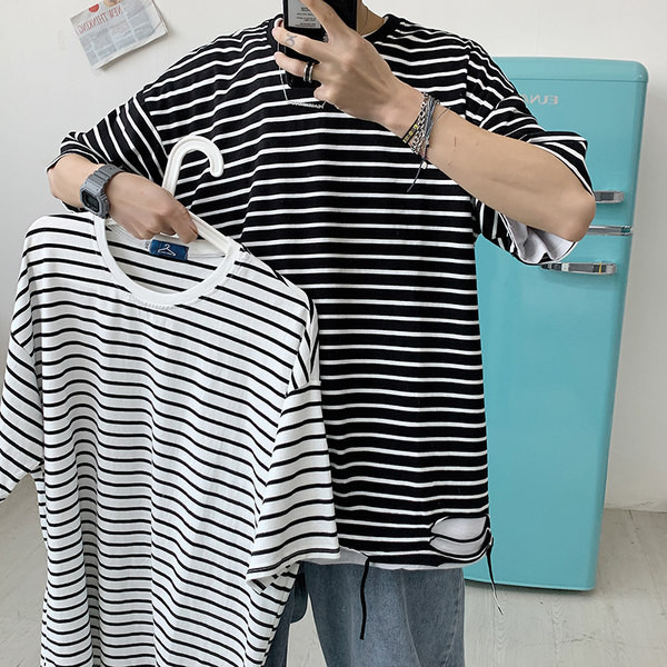 Tricou bărbătesc în dungi cu decolteu rotund