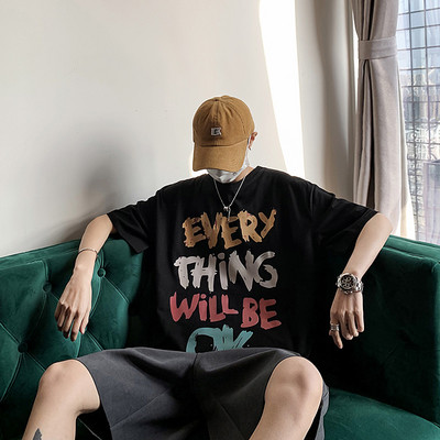 Tricou modern pentru bărbați cu inscripție colorată și mâneci scurte