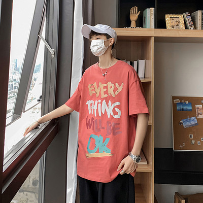 Tricou modern pentru bărbați cu inscripție colorată și mâneci scurte