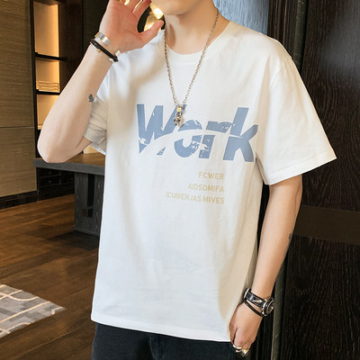 Tricou modern cu aplicație și mâneci scurte pentru bărbați