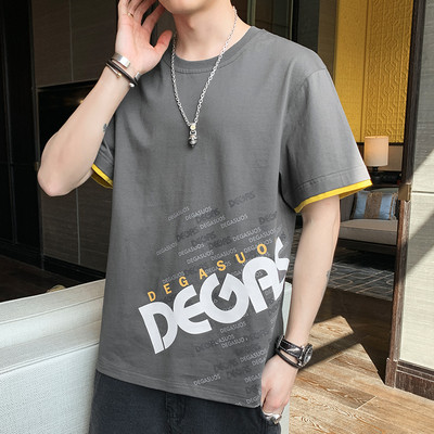 Tricou modern cu aplicație și mâneci scurte pentru bărbați