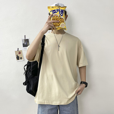 Običan model muške majice kratkih rukava i okruglog izreza