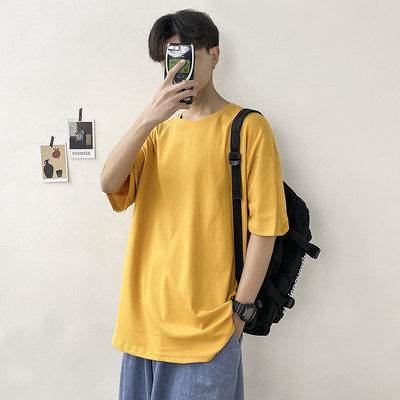 Običan model muške majice kratkih rukava i okruglog izreza