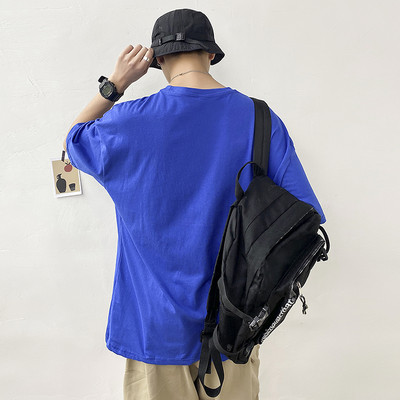 Običan model muške majice kratkih rukava i okruglog izreza