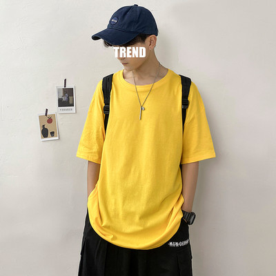 Običan model muške majice kratkih rukava i okruglog izreza