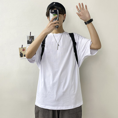 Običan model muške majice kratkih rukava i okruglog izreza