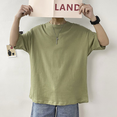 Običan model muške majice kratkih rukava i okruglog izreza