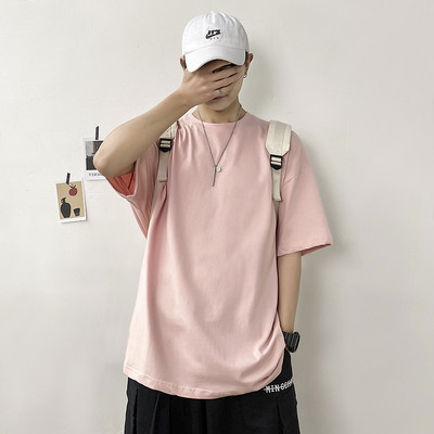 Običan model muške majice kratkih rukava i okruglog izreza