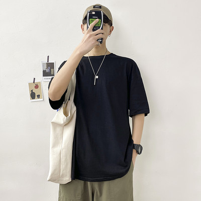 Običan model muške majice kratkih rukava i okruglog izreza