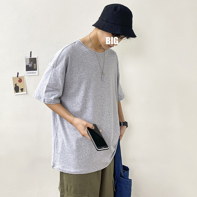 Običan model muške majice kratkih rukava i okruglog izreza