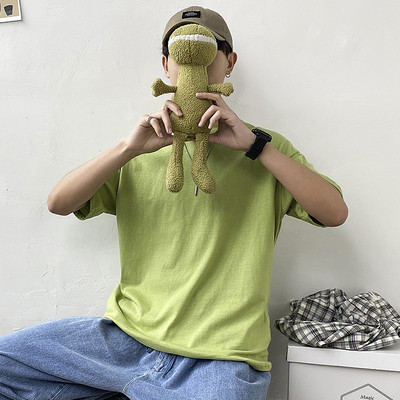 Običan model muške majice kratkih rukava i okruglog izreza