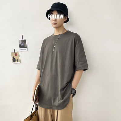 Običan model muške majice kratkih rukava i okruglog izreza