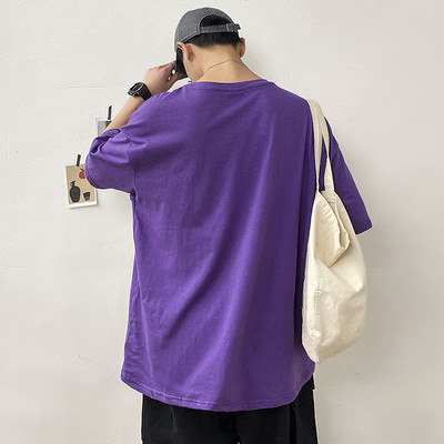 Običan model muške majice kratkih rukava i okruglog izreza