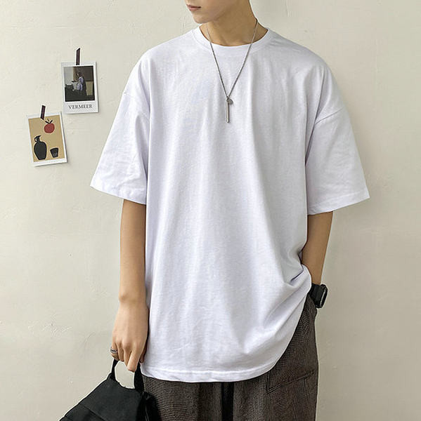 Običan model muške majice kratkih rukava i okruglog izreza