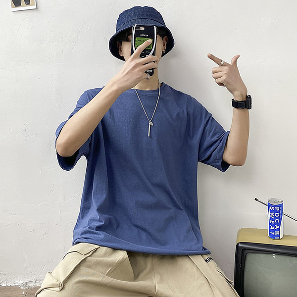 Običan model muške majice kratkih rukava i okruglog izreza