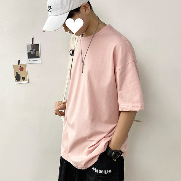 Običan model muške majice kratkih rukava i okruglog izreza