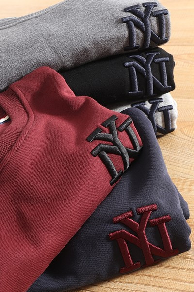 Bluza barbatesta cu broderie si decolteu rotund