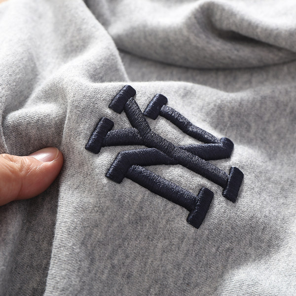 Bluza barbatesta cu broderie si decolteu rotund