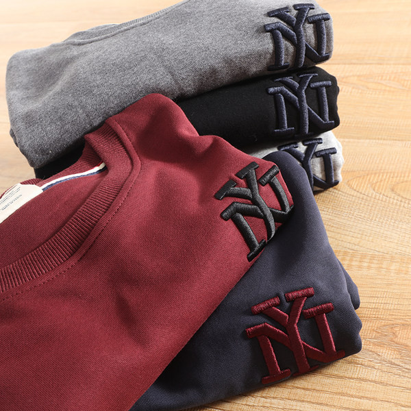 Bluza barbatesta cu broderie si decolteu rotund