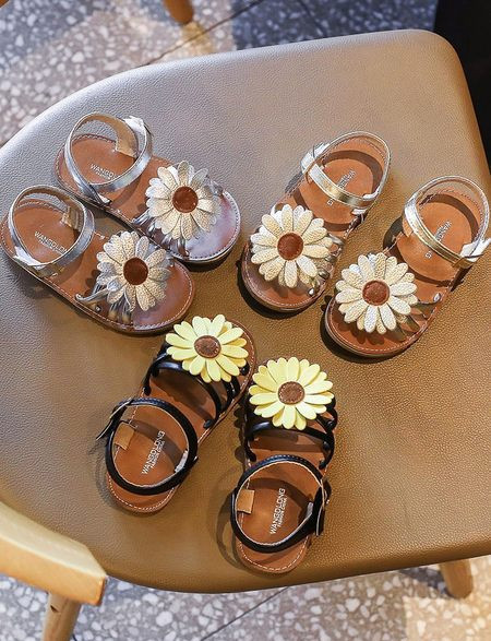 Model nou de sandale pentru copii cu element 3D si talpa plata