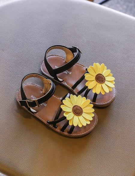 Model nou de sandale pentru copii cu element 3D si talpa plata