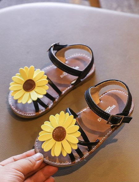 Model nou de sandale pentru copii cu element 3D si talpa plata