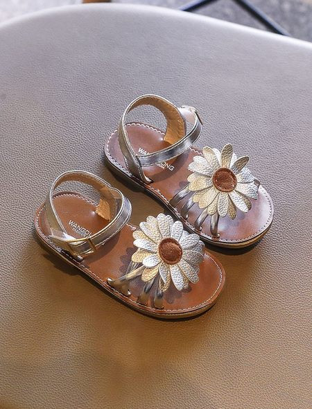 Model nou de sandale pentru copii cu element 3D si talpa plata