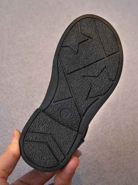 Ležerne dječje sandale s perlama i ravnim potplatom