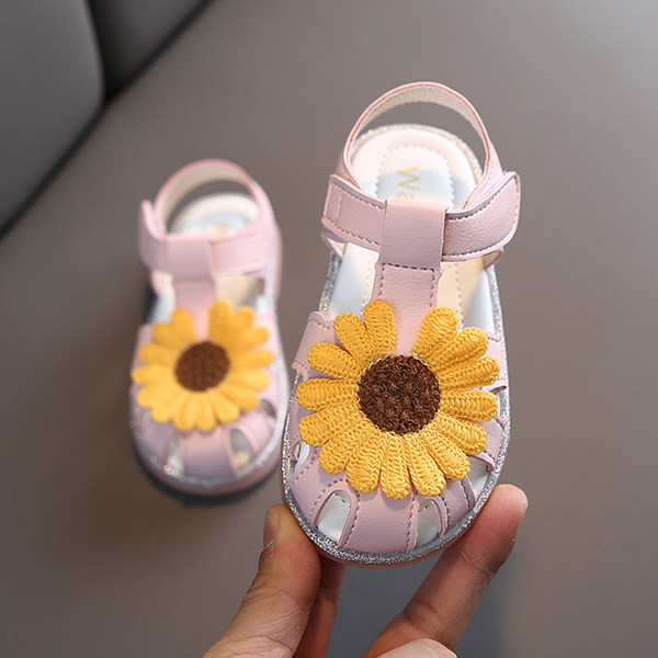 Takjakinnitusega ja lilledega laste sandaalid