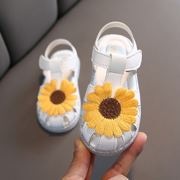 Takjakinnitusega ja lilledega laste sandaalid