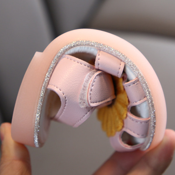 Takjakinnitusega ja lilledega laste sandaalid