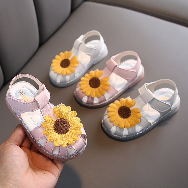 Takjakinnitusega ja lilledega laste sandaalid