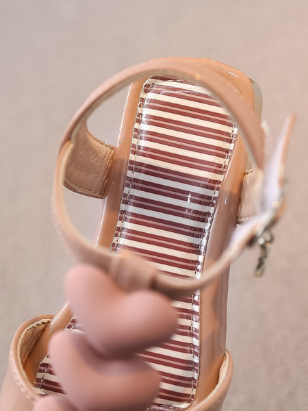 Sandale pentru copii cu cataramă și decor inimă