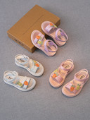 Παιδικά σανδάλια με τρισδιάστατο στοιχείο και επίπεδη σόλα