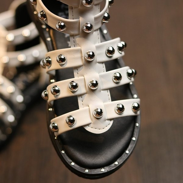 Sandale moderne pentru fete cu carouri metalice