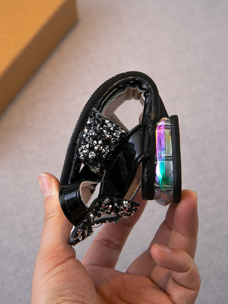 Sandale moderne pentru copii pentru fete cu pietre și cataramă