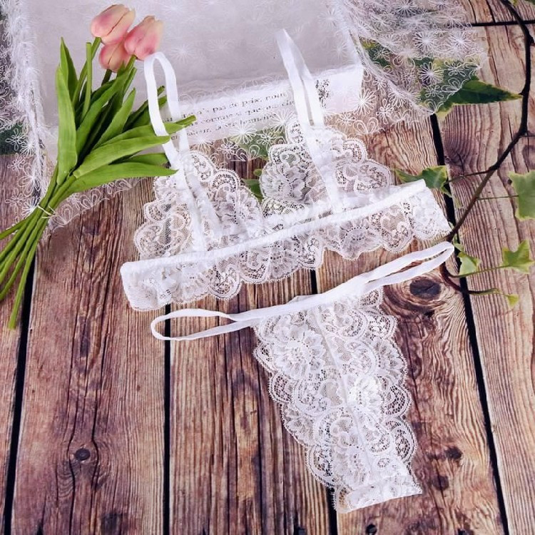 Κομψό γυναικείο δαντελωτό σετ από σουτιέν και στρινγκ