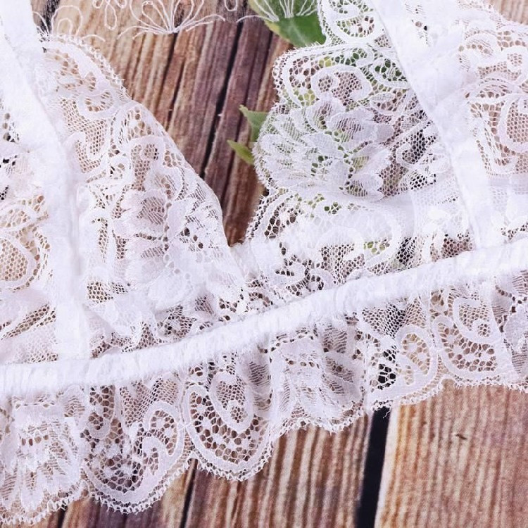 Κομψό γυναικείο δαντελωτό σετ από σουτιέν και στρινγκ