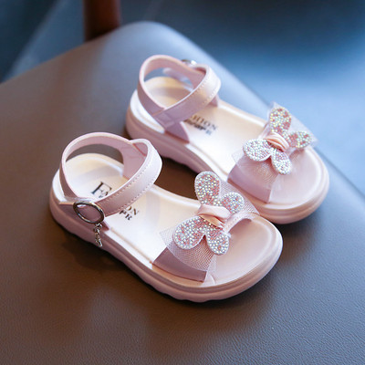 Kolmes värvitoonis 3D elemendi ja lameda tallaga laste sandaalid