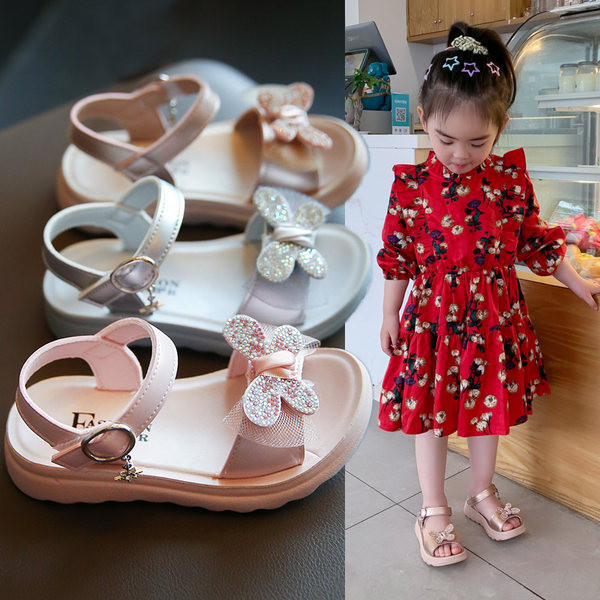 Kolmes värvitoonis 3D elemendi ja lameda tallaga laste sandaalid