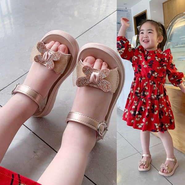 Kolmes värvitoonis 3D elemendi ja lameda tallaga laste sandaalid