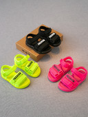 Sandale de vară pentru copii în culori neon și autocolante