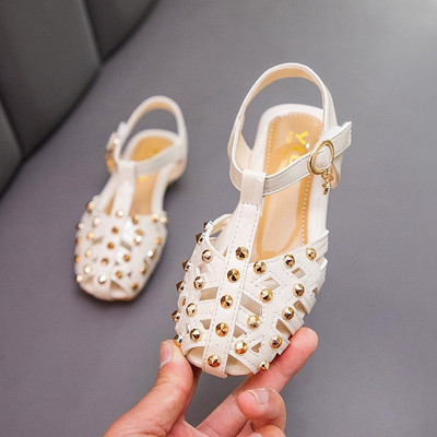 Öko-nahast ja metallist kabe ja pandlaga tüdrukute sandaalid