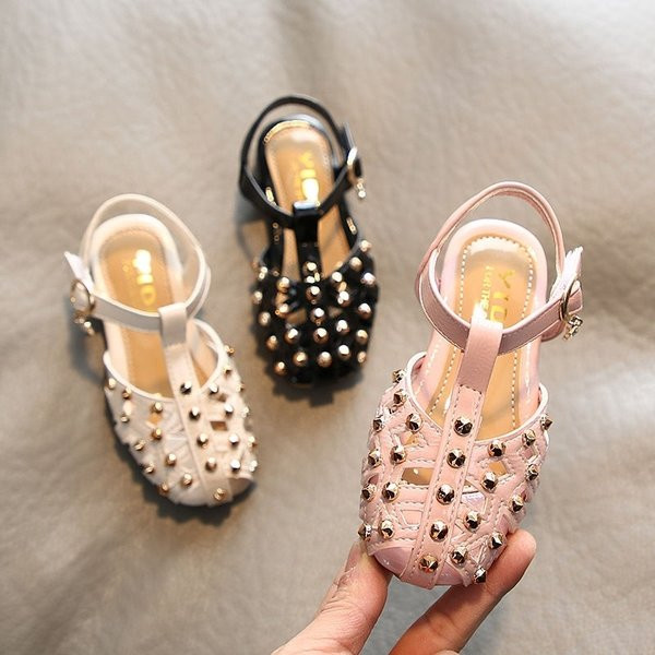 Öko-nahast ja metallist kabe ja pandlaga tüdrukute sandaalid