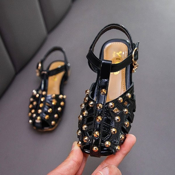 Öko-nahast ja metallist kabe ja pandlaga tüdrukute sandaalid